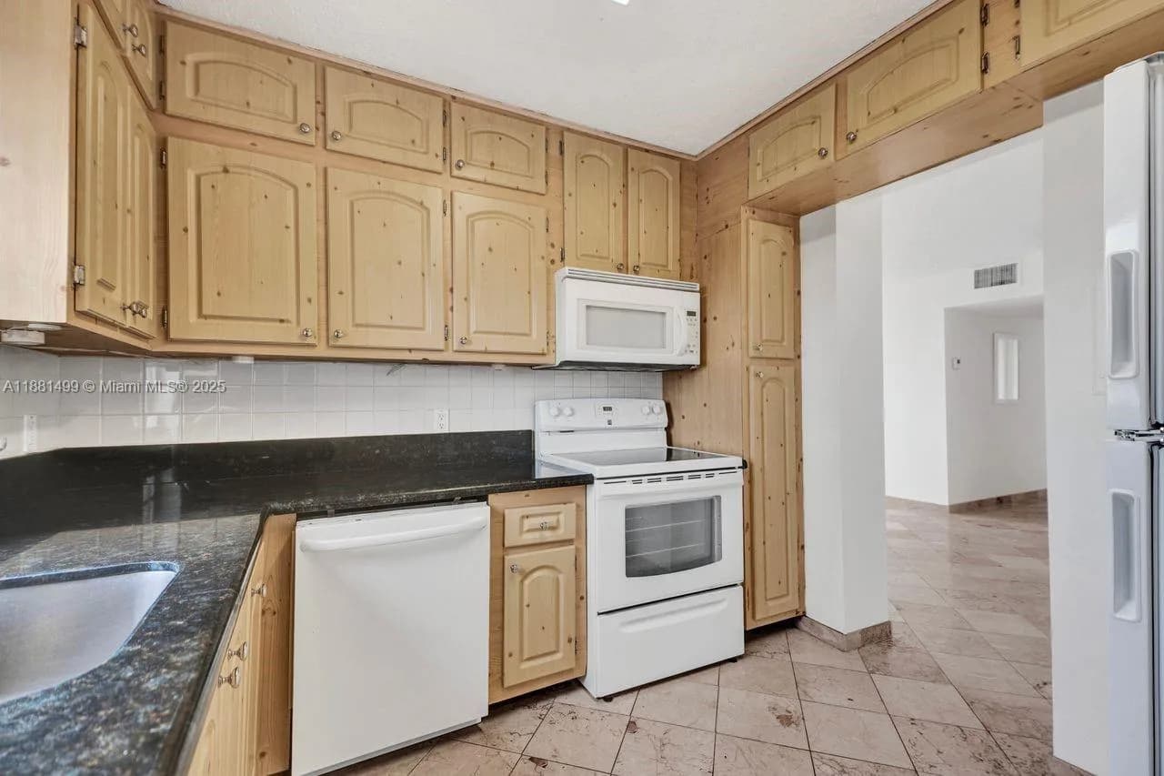 2025 NE 164th St # 716, North Miami Beach, FL 33162