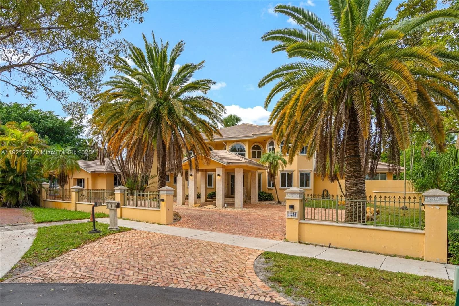 7225 Gleneagle Dr, Miami Lakes, FL 33014