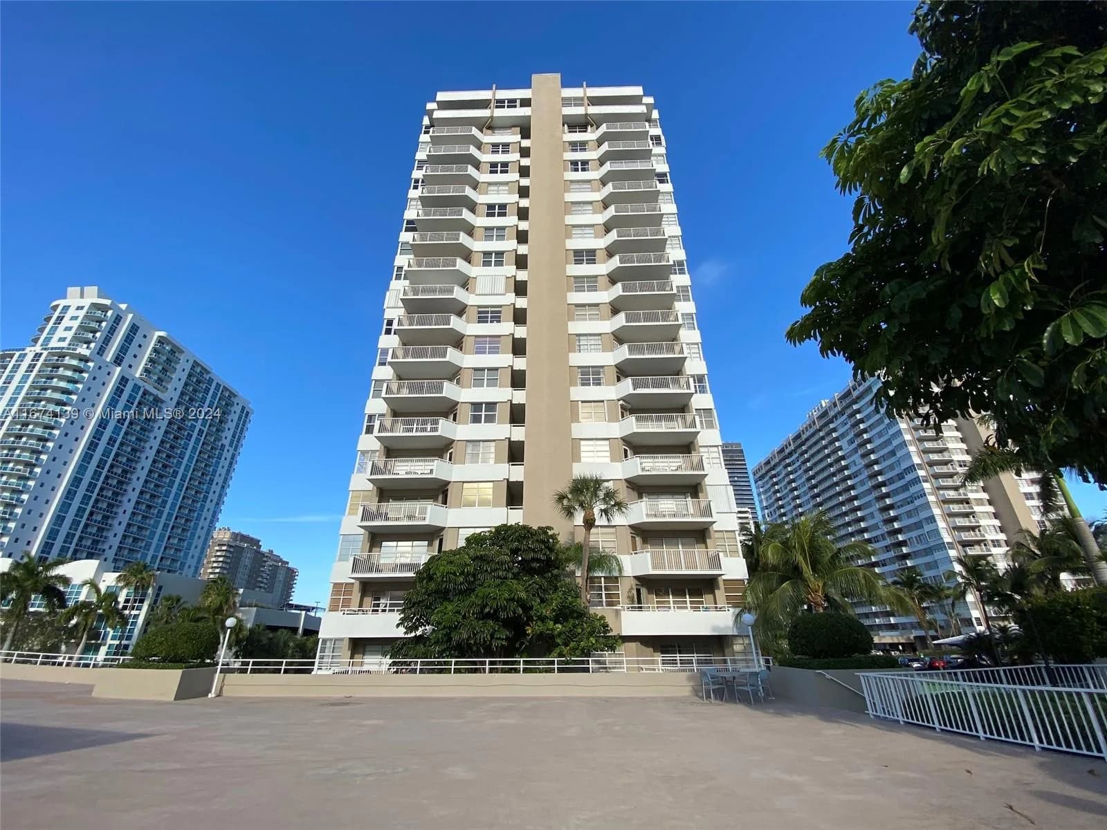 1965 S Ocean Dr # 4D, Hallandale Beach, FL 33009