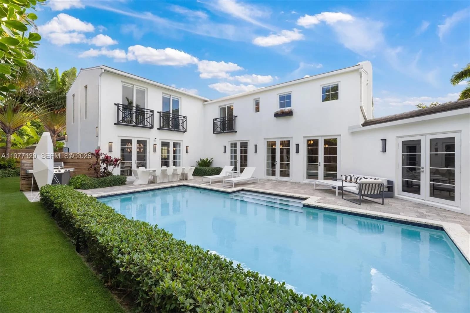 2887 Pine Tree Dr, Miami Beach, FL 33140