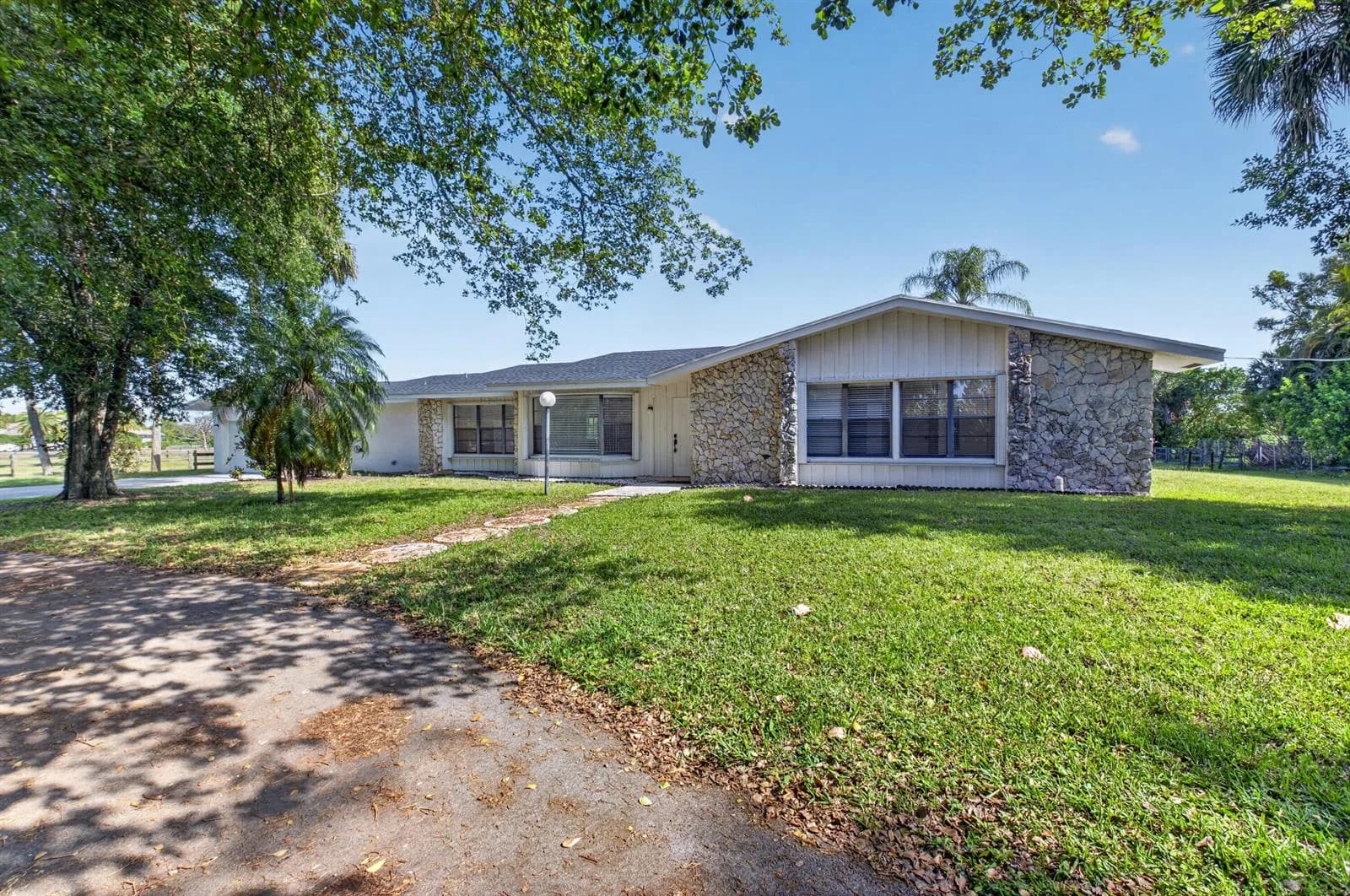 10157 La Reina Road, Delray Beach, FL 33446