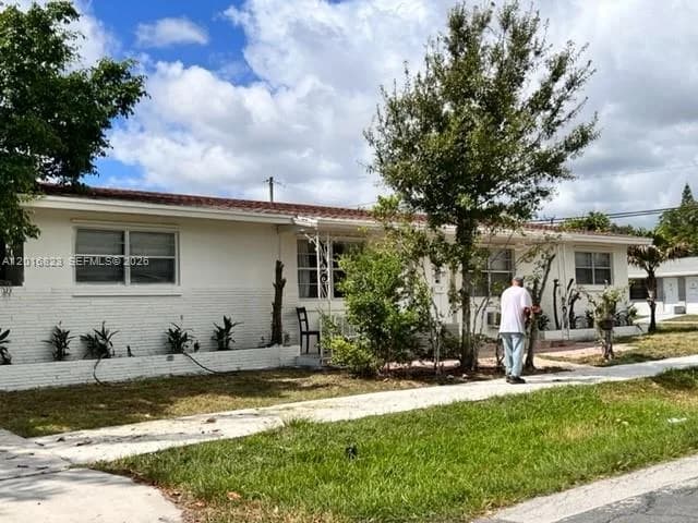 901 SW 4th Ter, Hallandale Beach, FL 33009