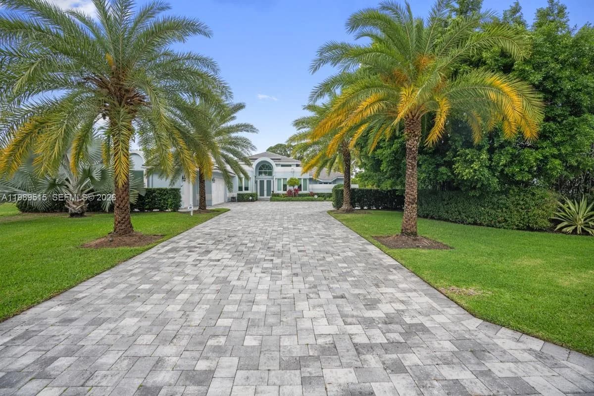 8179 Lakeview Dr, West Palm Beach, FL 33412