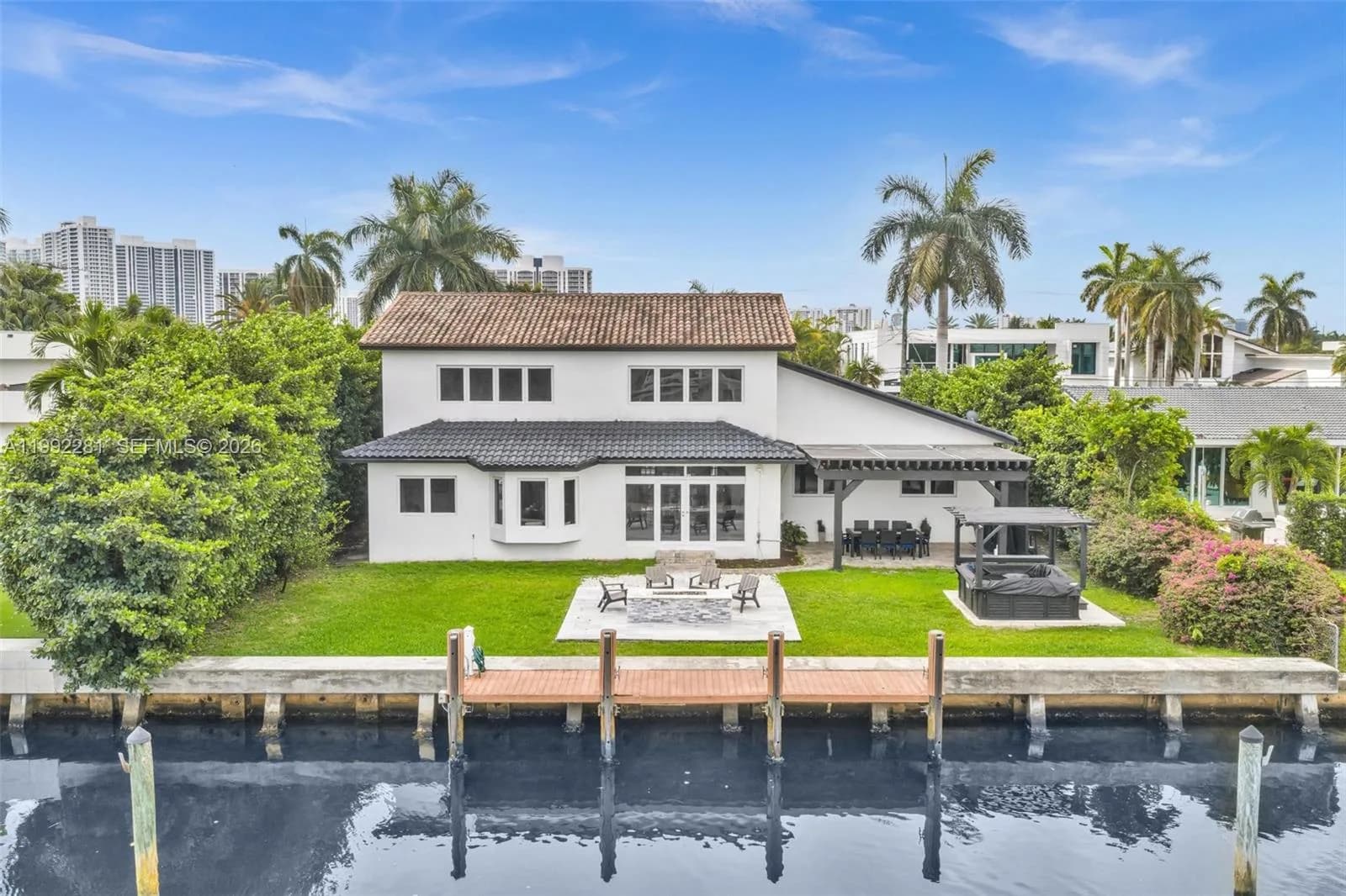 472 Sunset Dr, Hallandale Beach, FL 33009