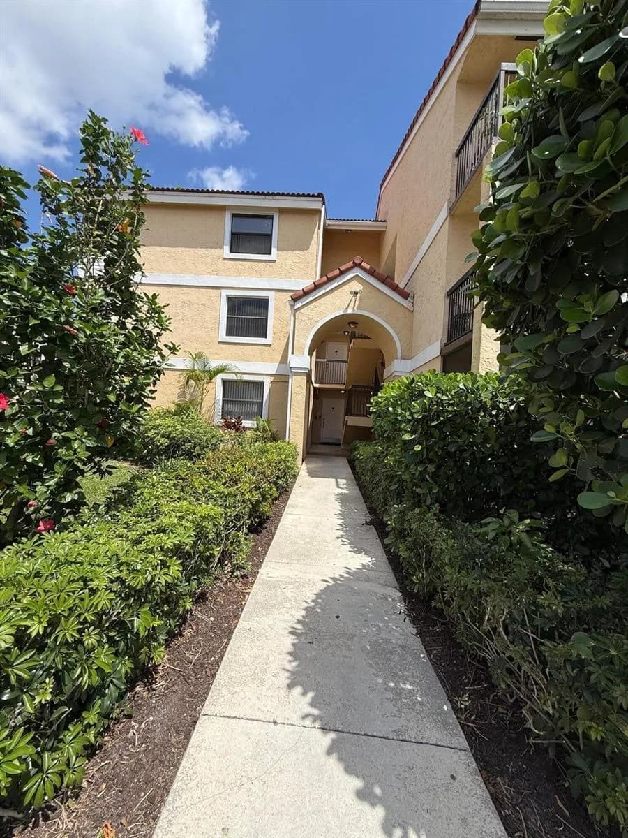 5721 Riverside Drive # 301b5, Coral Springs, FL 33067