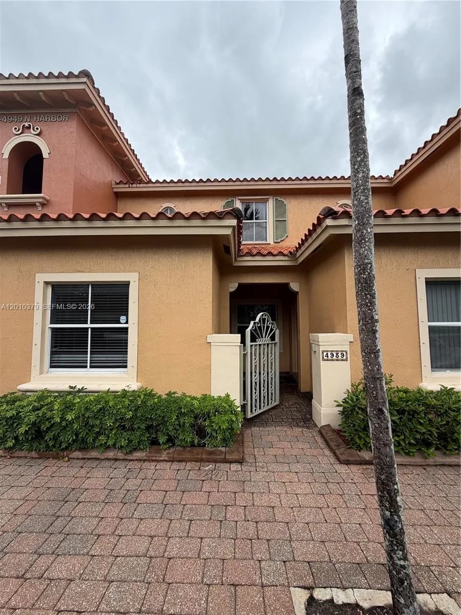 4939 N Harbor Isles Dr # 106, Dania Beach, FL 33312