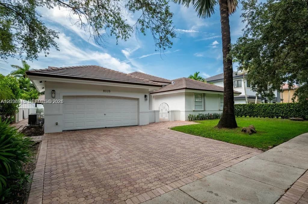 8325 NW 161st Ter, Miami Lakes, FL 33016
